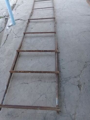 Продаю железную лестницу СССР длина 3,72 метра и ширина 0,74 см