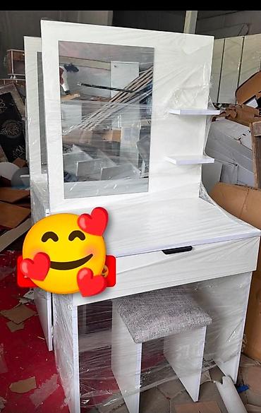 ormar za patike: Fa, Toaletni sto sa ogledalom i tabureom - Moderan beli toaletni sto — 1