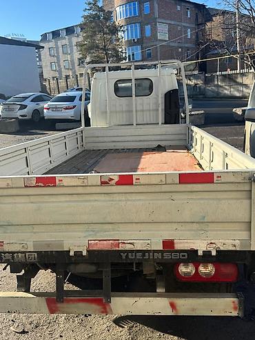 Бортовой грузовик YUEJIN (надпись YUEJIN S80 на заднем борту)
