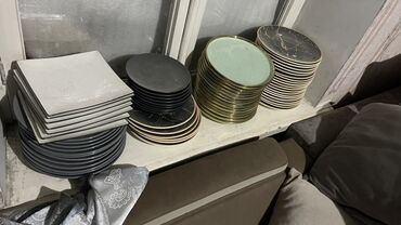 Посуда: Предлагается набор различной посуды, включающий круглые и квадратные — 27