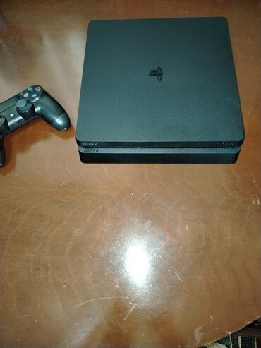 ps 4 pult: Ps 4 slim. 400g yaddaş. 1 jostik. saz vəziyətdə!! Kabelləri