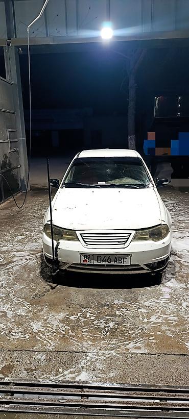 211 5 5: Автомобиль седан белого цвета. Основные характеристики: - Тип кузова — 3