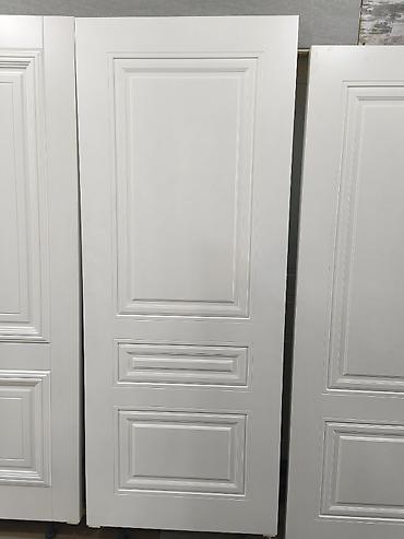 Ağ rəngli klassik dizaynlı otaq qapısı - Material: bərk və ya MDF
