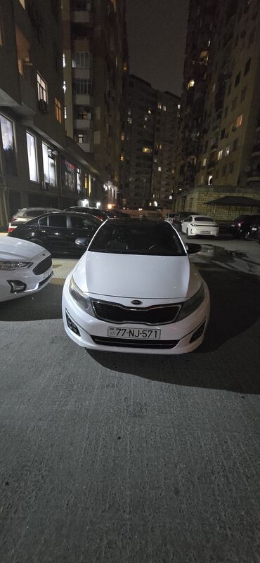 Kia: Kia Optima – ağ rəngli sedan Xarici: - Ağ kuzov, qara panoramik dam - — 8