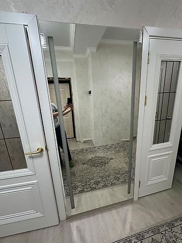 Настенное зеркало в полный рост с матовыми вертикальными декоративными