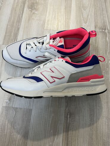 аквашузы купить бишкек: Мужские кроссовки, 41, New Balance, Новый, цвет - Белый, Платная доставка, Самовывоз, Бесплатная доставка