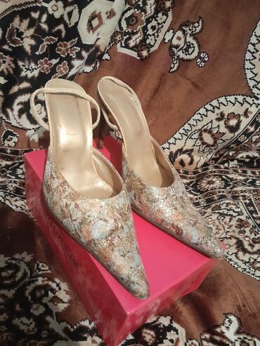 Makasin və loferlər: Qadın ayaqqabısı – zərif mules/slingback model - Ucu sivri dizayn -