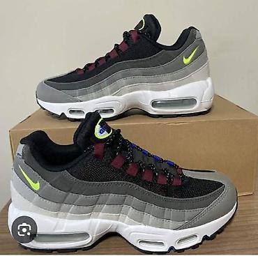 Patike: A klasa TN i Nike 95
Brojevi na slikama 
4500 din — 12