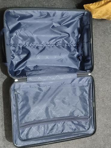 Чемоданы: Чемодан, Б/у, Материал: Пластик, Средний (40 - 70 л), На колесах — 2