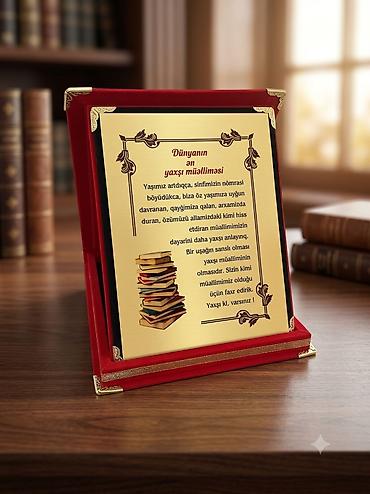 Məhsul: Müəllim üçün xatirə plaketı – qızılı lövhəli, qırmızı məxmər