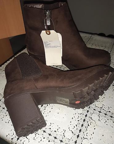Ženske kratke čizme, tamno braon boje, elegantnog dizajna. - — 2