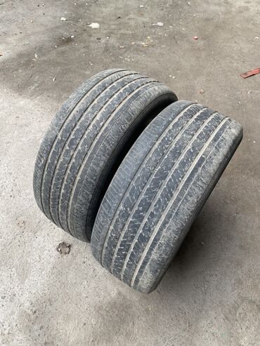 камеры для машины: Пара автомобильных шин с размерами 235/55 R17 99H, предназначенных для