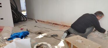 Döşəmə işləri: Kölgə plintuslarin montaji
Kolge plintuslarin vurulmasi
Gizli plintus — 3