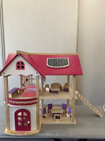 Xalçalar: Taxta kukla evi – iki mərtəbəli, açıq planlı dizayn - Material: təbii