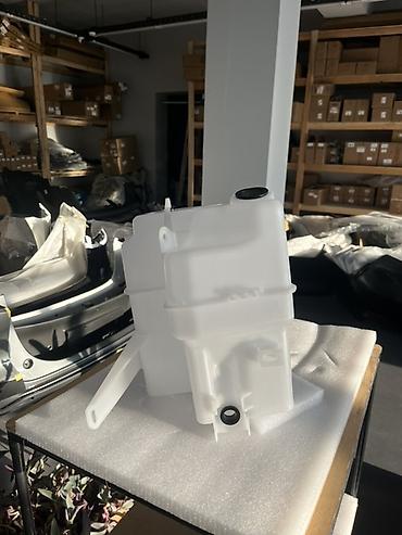 Ehtiyat hissələri: Avtomobil üçün şüşəyuyan maye qabı (washer tank) təqdim olunur — 5