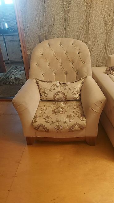 Divan və kreslo dəstləri: Klassik üslubda yumşaq mebel dəsti - Tərkib: 3 yerlik taftalı divan — 2