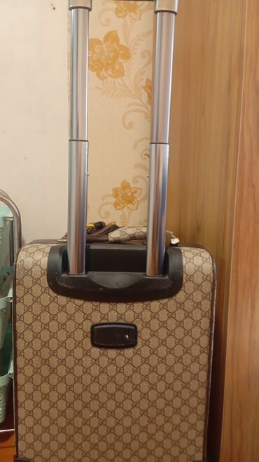 təkərli çanta: Çamodan, valiz. normal, işlek halda, kullanışlı. ancak el qulpu qırık