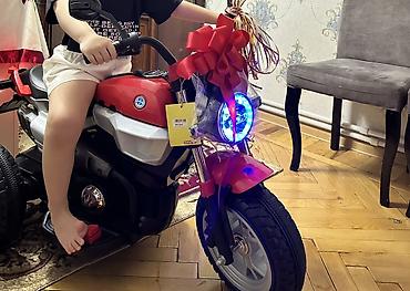 Uşaq üçün elektrik maşınları: Uşaq elektrikli üçtəkərli motosiklet - Rəng: qırmızı-qara - Güclü ön — 1