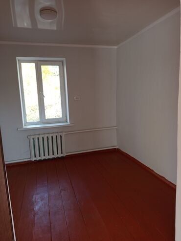 сдаю дом долгосрочно ош: 60 м², 4 комнаты, Подвал, погреб, Забор, огорожен