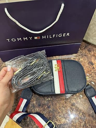 yango çanta: Tommy Hilfiger çiyin çantası-tünd mavi rəngdə, dəri və parça kəməri — 2