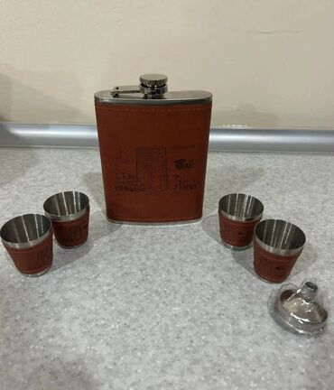 Dəri örtüklü metal şüşə (flask) dəsti satılır. - Material