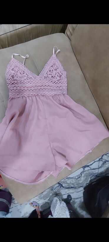 Dəstlər, kostyumlar: Qadın geyimleri 9 aznden baslayir. bir nece geyim alana endirim ve — 2