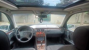 w210 duman: Mercedes-Benz E‑Class sedan (W210), gümüş rəng. - Kuzov: 4 qapılı — 5