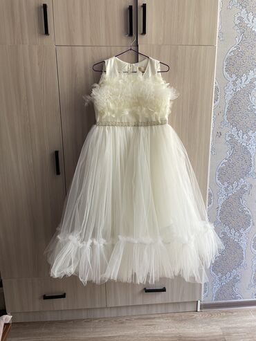 белый платье: Вечернее платье, Пышное, Длинная модель, Фатин, Без рукавов, Перья