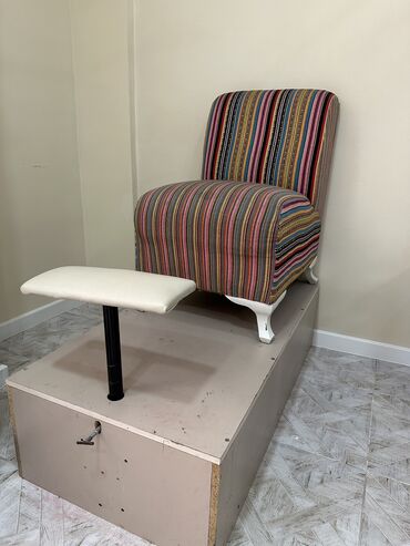 Педикюрные кресла: Продаётся педикюрное кресло с поддоном и подставкой для ног в хорошем