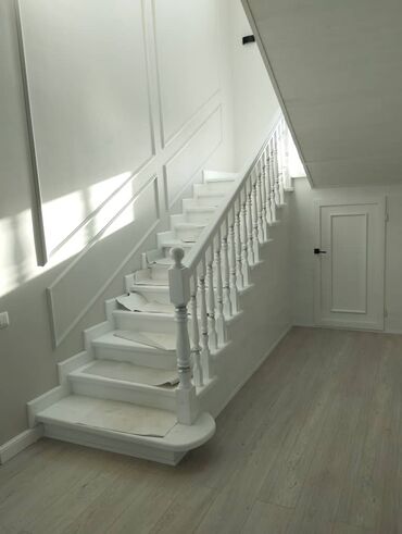 Деревянные лестницы: Стильная деревянная лестница, выполненная в классическом стиле — 17