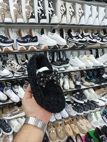 женские серые кеды: Məhsul: Qadınlar üçün tüklü ev ayaqqabıları (loafer/slipper) - Model