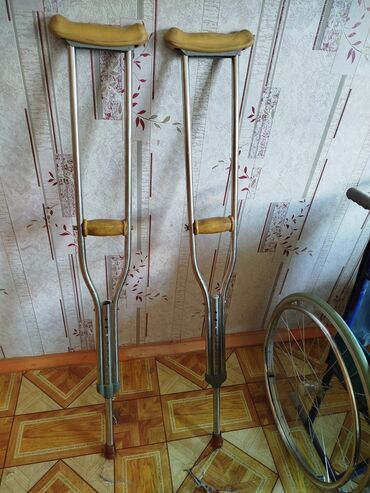 купить инвалидную коляску в бишкеке: Инвалидная коляска + пара подмышечных костылей.у Коляска: - Ручной
