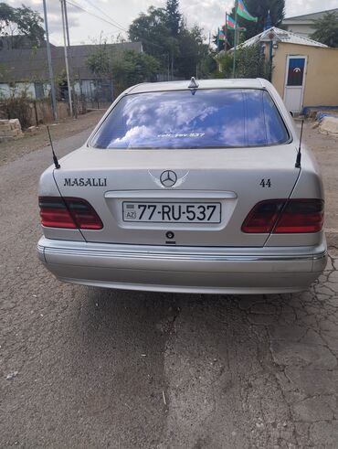 Mercedes-Benz: Mercedes-Benz E-Class: 2.2 l | 1998 il Sedan — 3