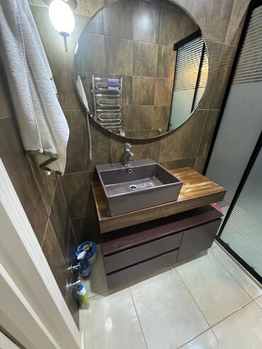 hamam moydadir: Daxili rəfləri və qapıları olan, divara quraşdırılan hamam dolabı. Üst
