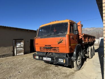 Другой строительный транспорт: КАМАЗ самосвал, оранжевый, колёсная формула 6x4. Надписи на кабине — 1