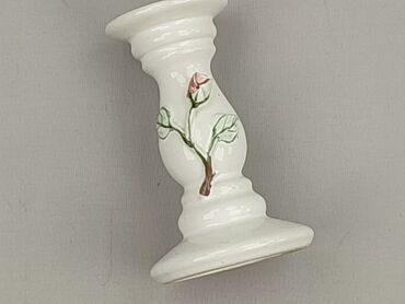 Biały ceramiczny świecznik z motywem kwiatowym, idealny do dekoracji