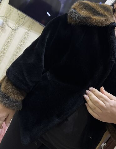 uzun jaket modelleri: Qadın qısa kürk pencək - Rəng: tünd qara gövdə, qəhvəyi‑boz tonlarda