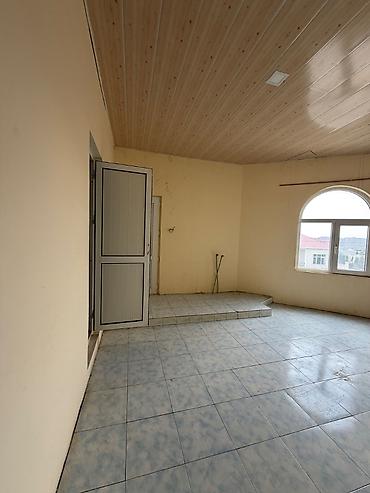 bıne: Qiymet 1 mertebe ucundur. 400 kv. 2 mertebedir. 9 otaq 1 ofis 3 tualet — 4