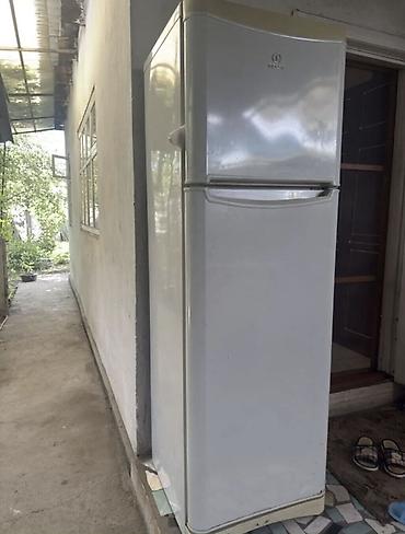 Холодильник Indesit двухкамерный, классический белый цвет. Верхняя