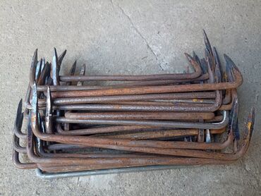 Građevinski materijali: Metalne klanfe za drvene grede i stubove, 10 komada na stanju,od