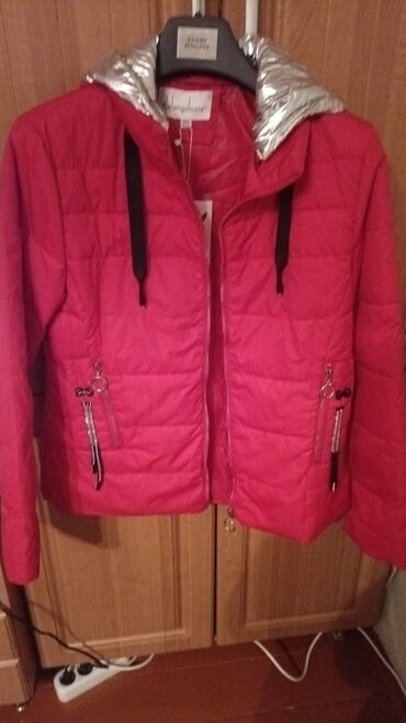 детские зимние куртки с капюшоном: Новая!!! Куртка красная с капюшоном для девочки. Брали так и не