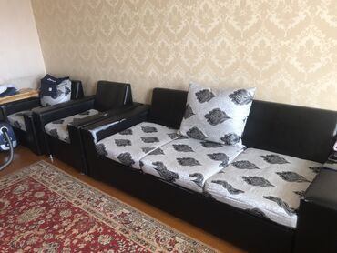 диван и 2 кресла: Диван-кровать, цвет - Черный, Б/у