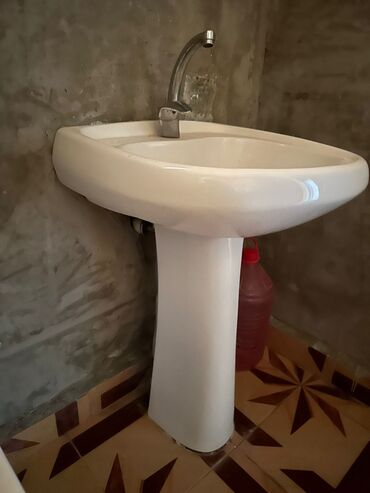 ağ boya: Ayaqüstü əl-üz yuma lavabosu və qarışdırıcı kran - Material: sanitar