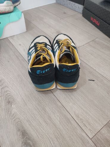 б у мужская спортивная обувь: Кроссовки Onitsuka Tiger (модель в ретро-стиле) - Низкий силуэт