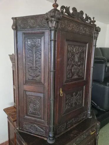 Stilske komode: Retko u ponudi star preko dvesta godina. Dobro stanje na lalafo.rs — 1 Stilske komode: Retko u ponudi star preko dvesta godina. Dobro stanje — 1