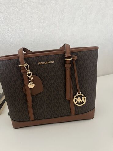 сумка женская большая брендовая: Сумка-тоут Michael Kors из фирменной канвы с монограммой. Модель