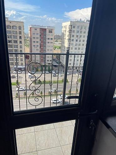 салон сатылат: Кеңселерди ижаралоо, 58 м², Бизнес борборунда, Тоолор көрүнүп турат — 6