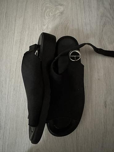 klompe sa platformom: Crne ženske sandale sa platformom.Preudobne.Visina djona 3,5cm.Marka — 4