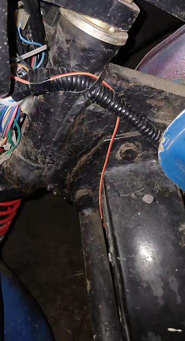 dort teker motor: Yük daşıma üçün üçtəkərli motoqoşqu - Konstruksiya: Ön hissəsi — 6