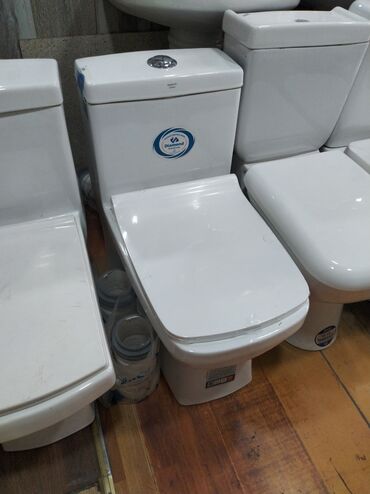 Plitələr və bişirmə panelləri: Ağ rəngli unitaz dəsti, hamam otaqları üçün nəzərdə tutulmuşdur. Dəstə